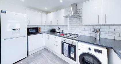 Ranworth House - Holiday Home in Bedford, Sleeps 5