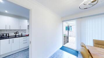 House | Private kitchen | Fridge, microwave, oven, stovetop