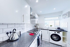 House | Private kitchen - Ranworth House - Holiday Home in Bedford, Sleeps 5 (Bedford)