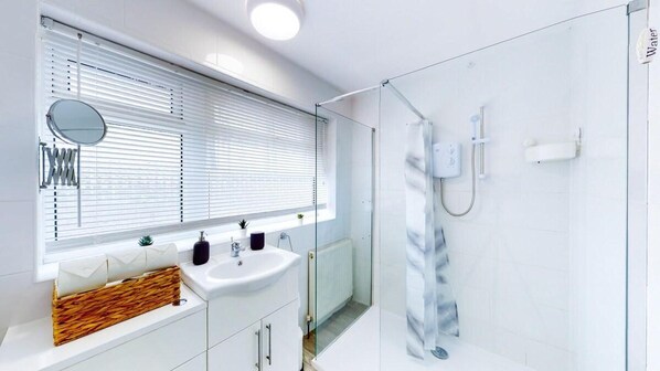 House | Bathroom - Ranworth House - Holiday Home in Bedford, Sleeps 5 (Bedford)