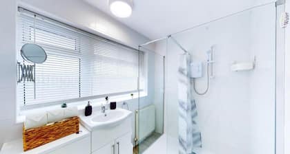 Ranworth House - Holiday Home in Bedford, Sleeps 5
