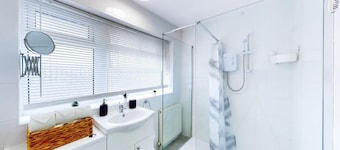 Ranworth House - Holiday Home in Bedford, Sleeps 5