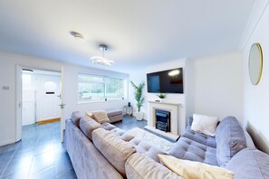 House | Living area | TV, fireplace - Ranworth House - Holiday Home in Bedford, Sleeps 5 (Bedford)