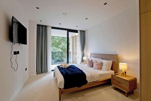 2 bedrooms, iron/ironing board, WiFi, bed sheets - Modern 2-Bed in Prime Kensington + Balcony (Greater London)