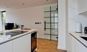 Réfrigérateur, micro-ondes, four, lave-vaisselle