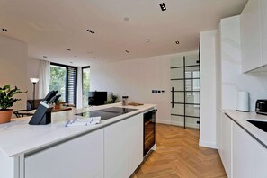 Fridge, microwave, oven, dishwasher - Modern 2-Bed in Prime Kensington + Balcony (Greater London)