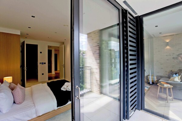 2 bedrooms, iron/ironing board, WiFi, bed sheets - Modern 2-Bed in Prime Kensington + Balcony (Greater London)