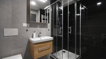 Apartment, 2 Bedrooms, Non Smoking | Bathroom | Shower, hair dryer, soap, shampoo