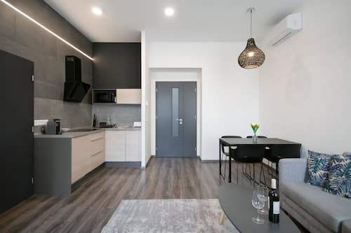 Apartamento superior, 1 habitación, no fumadores | Escritorio, espacio para trabajar con un portátil, cortinas opacas
