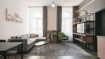 Departamento superior, 1 habitación, para no fumadores | Área de sala de estar | Televisión LED de 55 pulgadas con canales digitales