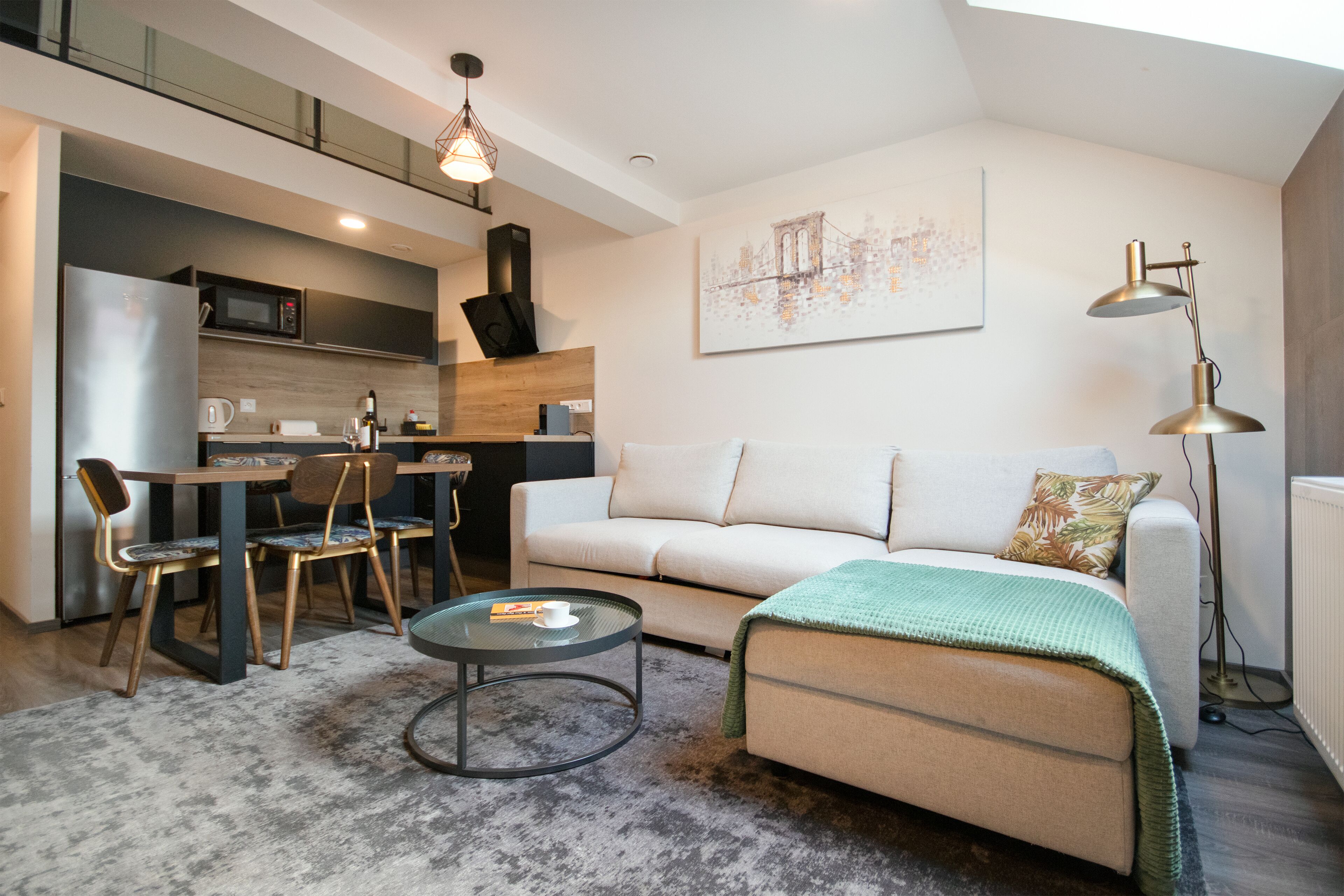 Ein modernes Wohnzimmer mit Sofa, Couchtisch und Essbereich.