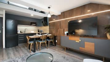 Apartemen, 2 kamar tidur, Bebas Asap Rokok | Meja kerja, ruang kerja ramah laptop, dan tirai kedap cahaya
