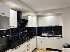 Réfrigérateur, micro-ondes, four, plaque de cuisson