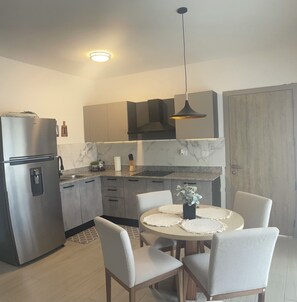 Geladeira, micro-ondas, cooktop, liquidificador