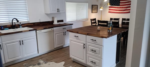 Huis | Privékeuken | Een koelkast, een microgolfoven, een oven, een vaatwasser