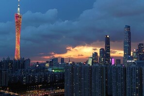 Un paysage urbain avec une tour imposante et de nombreux immeubles de grande hauteur.