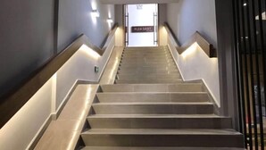 Un escalier moderne, avec une pancarte indiquant « AGRÉABLE » en haut.