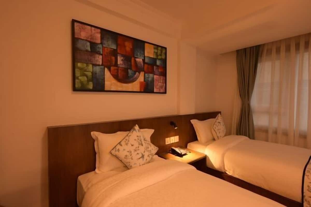 In-room safe, desk, laptop workspace, soundproofing