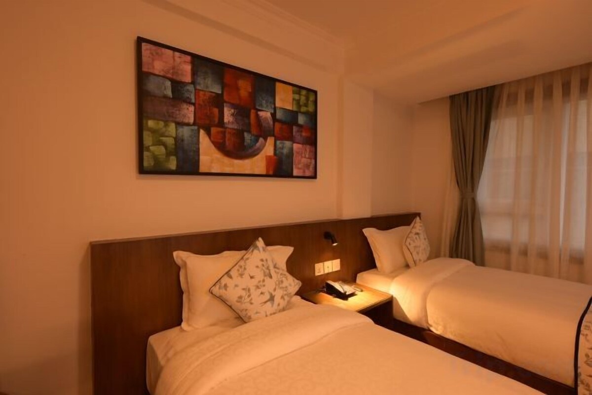 In-room safe, desk, laptop workspace, soundproofing