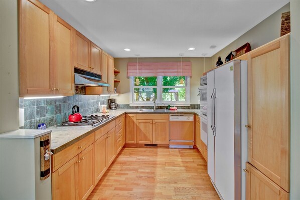 Réfrigérateur, four à micro-ondes, un four, surface de cuisson