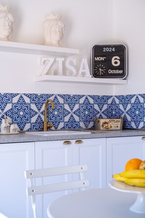 Microondas, placa de cocina, hervidor eléctrico y molinillo de café
