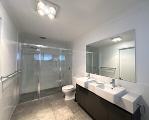 Dusj, hårføner, håndklær og toalettpapir