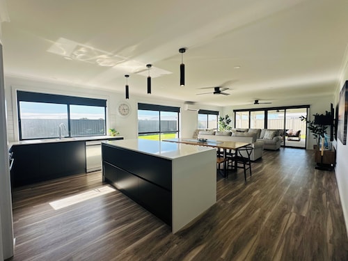 Brand new build in town, aircon & wifi