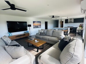 Video games - Brand new build in town, aircon & wifi (Robe)