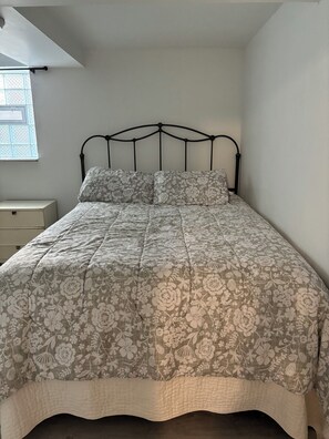 3 bedrooms, desk, iron/ironing board, travel crib