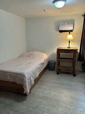 3 chambres, bureau, fer et planche à repasser, lit parapluie