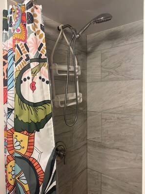 Douche, sèche-cheveux, serviettes fournies, papier toilette