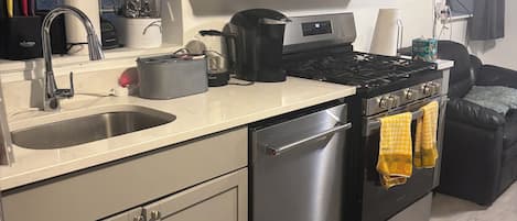 Køleskab, mikrobølgeovn, ovn, kogeplade