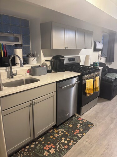  3-bedroom apt .on North Side! Great location between downtown and the airport.