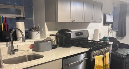 3-bedroom apt .on North Side! Great location between downtown and the airport.