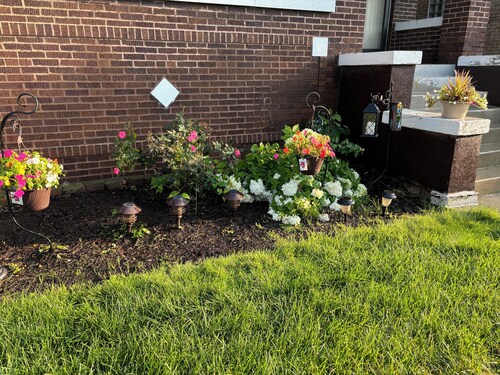  3-bedroom apt .on North Side! Great location between downtown and the airport.