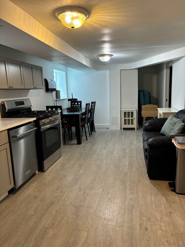  3-bedroom apt .on North Side! Great location between downtown and the airport.