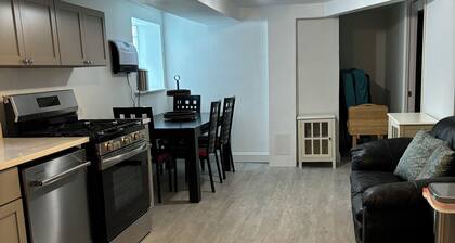 3-bedroom apt .on North Side! Great location between downtown and the airport.