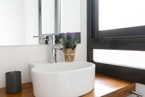 Sèche-cheveux, serviettes fournies, savon, papier toilette
