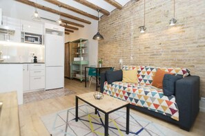 Living area - Cosy 1 BD APT With Balcony in Sagrada Familia 32 (Barcelona)