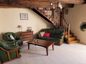 Peis, DVD-spiller, bordtennis og bøker