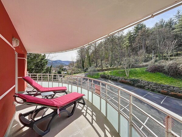 Property grounds - Beautiful 2-bedroom with AC, parking, terrace, and mountain view, 50m from center and thermal baths (Lamalou-les-Bains)