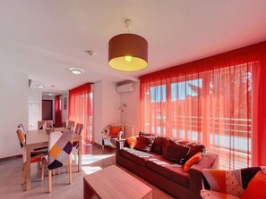 TV - Beautiful 2-bedroom with AC, parking, terrace, and mountain view, 50m from center and thermal baths (Lamalou-les-Bains)