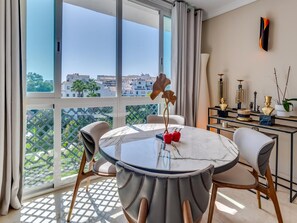 تناول الطعام