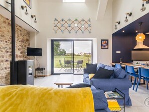 TV - Modern house with private garden, ideal for couples (Montsenelle)