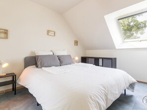2 bedrooms, free WiFi - Modern house with private garden, ideal for couples (Montsenelle)