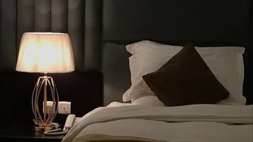 Deluxe-suite - 2 soveværelser - 2 badeværelser - byudsigt | Egyptiske bomuldslagner, premium-sengetøj, senge med topmadrasser