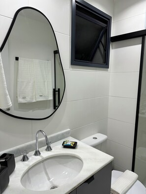 Dusche, Haartrockner, Handtücher, Seife