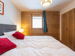 3 bedrooms, bed sheets