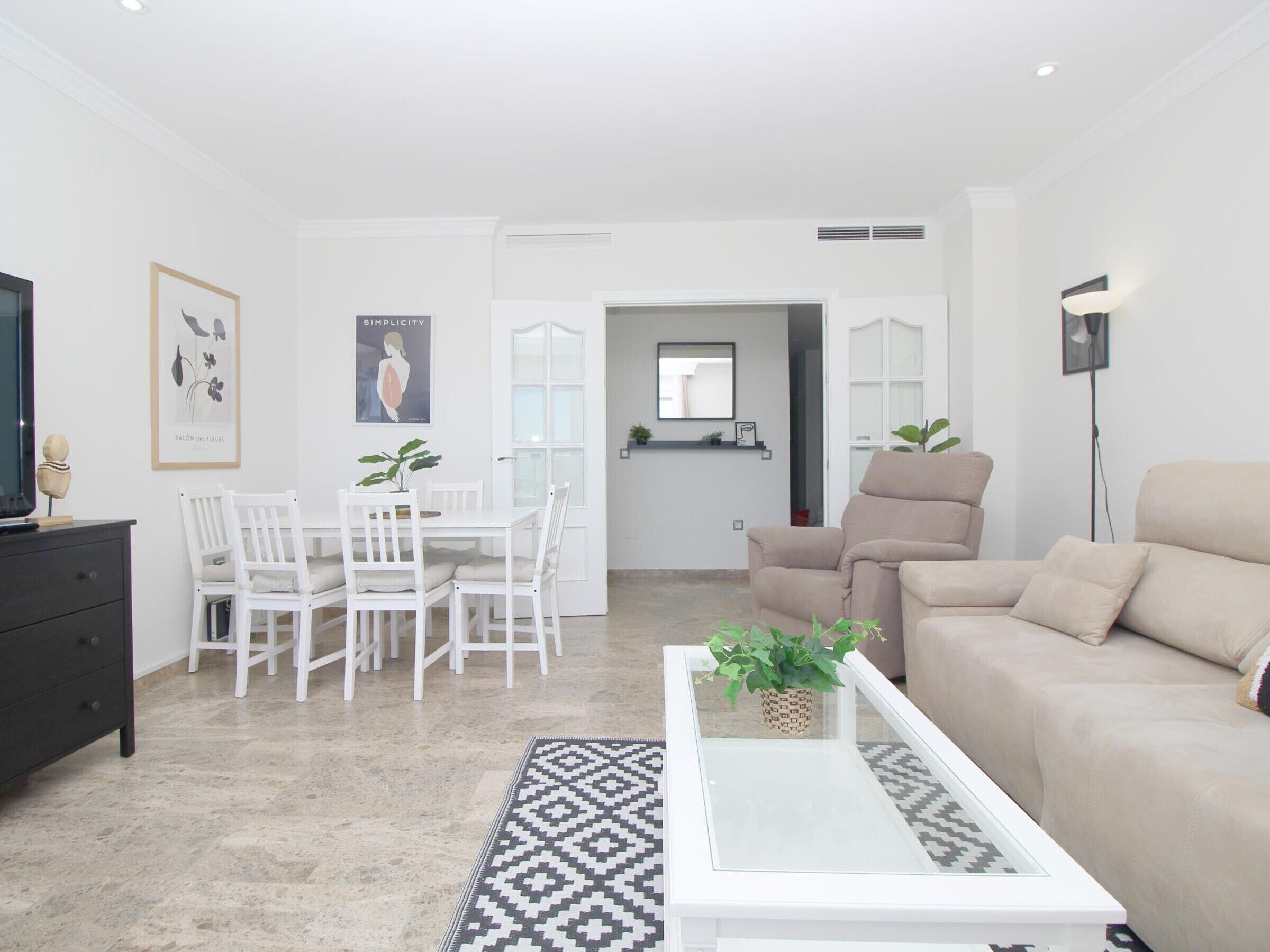 Apartamento De 3 Habitaciones Junto Al Mar, Terraza, Cerca De Comodidades, Ideal Para Relajarse - Rincón de la Victoria
