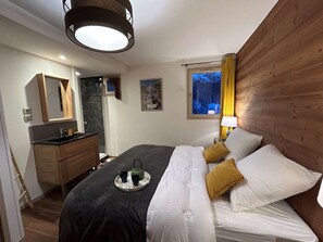 5 bedrooms, free WiFi, bed sheets - Large contemporary apartment for 10, near slopes and center, lift and Wifi included (Méribel)